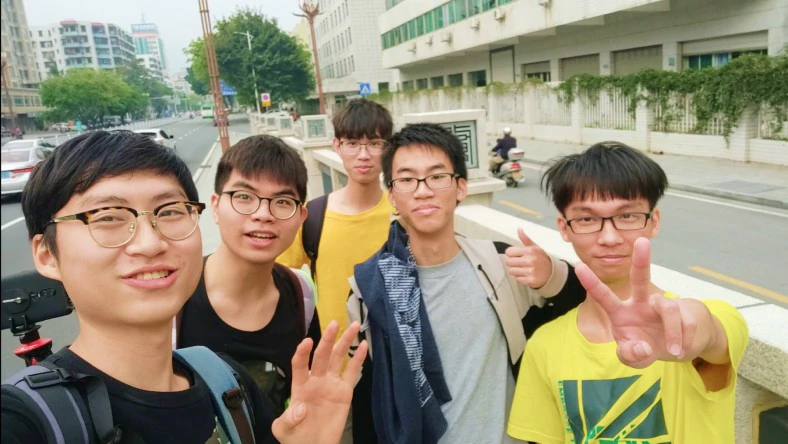 五位創作夥伴在街頭自拍